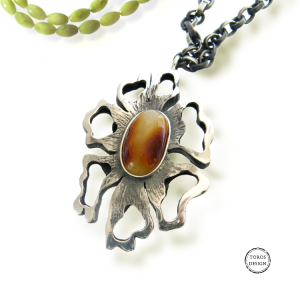 Kwiat - srebrny naszyjnik z bursztynem i koralami 
