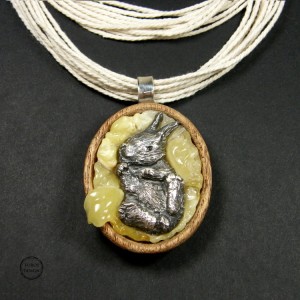 Króliczek - srebrny naszyjnik z bursztynem