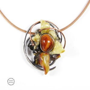 Srebrny wisior z bursztynowym kwiatem 