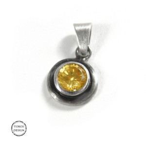 Minimalistyczny wisiorek ze słoneczną cyrkonią 