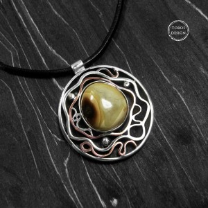 Wisior z bursztynem ze srebra i miedzi