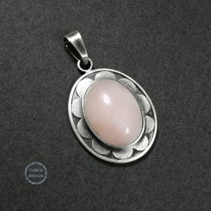 Wisiorek z kwarcem różowym