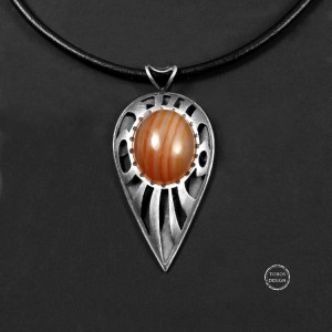 Srebrny wisior z chalcedoem