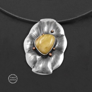 Kwiat – srebrny wisior z bursztynem 