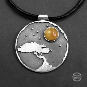 Noc księżycowa – srebrny wisior z bursztynem  