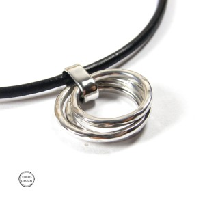 Srebrny wisiorek na rzemieniu