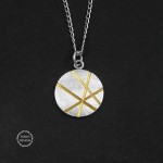 Srebrny matowy, pozłacany wisiorek