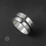 Srebrna szeroka obrączka  z krzyżem