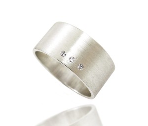 Srebrna matowa obrączka z cyrkoniami
