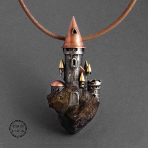 Zamek na skale - srebrny wisior z bursztynem 