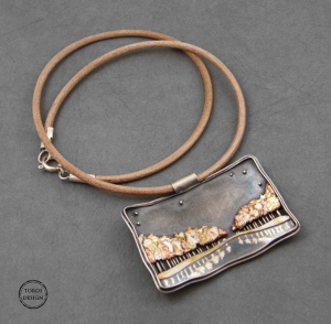 Pocztówka znad jeziora - srebrny wisior na rzemieniu  