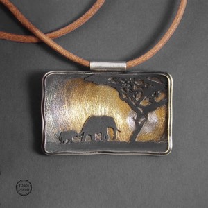 Pocztówka z Afryki - srebrny wisior na rzemieniu 