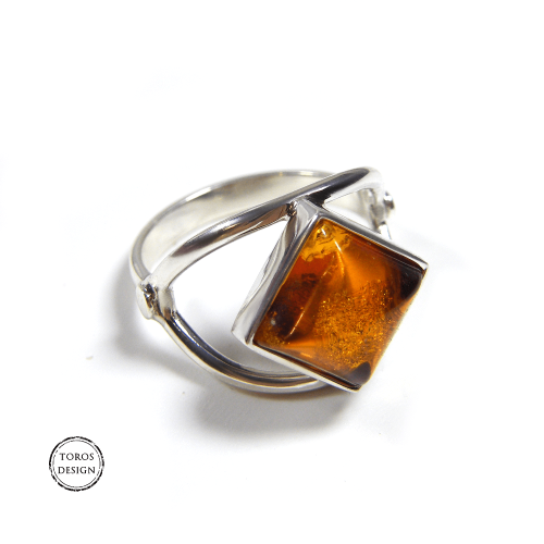Srebrny pierścionek z bursztynem ok 64.2.png