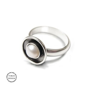 Srebrny pierścionek z perłą