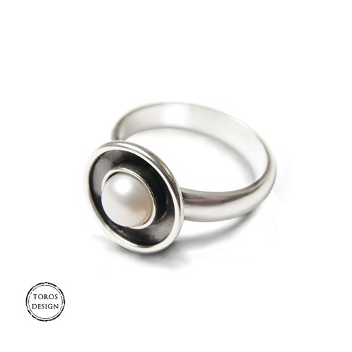 Srebrny pierścionek z perłą ok 79.jpg