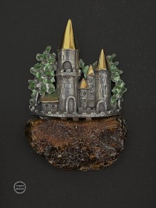 Zamek na skale - srebrna broszka z bursztynem