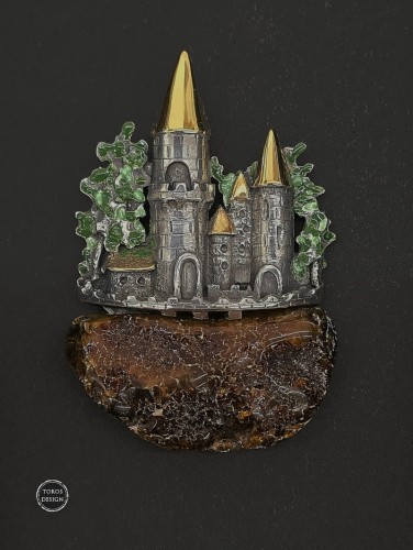 zamek na skale broszka.jpg