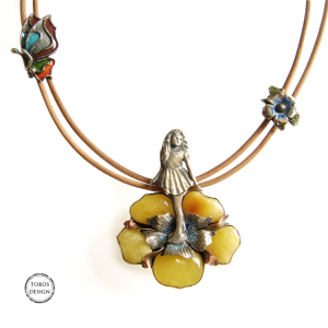 Calineczka – srebrny wisior z bursztynem