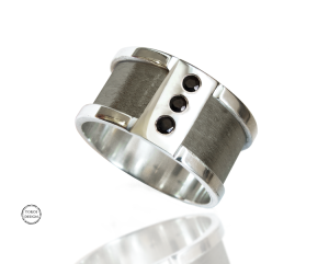 Szeroka obrączka z cyrkoniami, srebro 925.