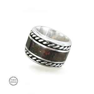 Szeroka obrączka z bursztynem, srebro 925