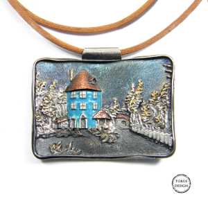 Pocztówka z Finlandii, Dolina Muminków - srebrny  emaliowany wisior.