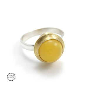 Srebrny pierścionek z bursztynem