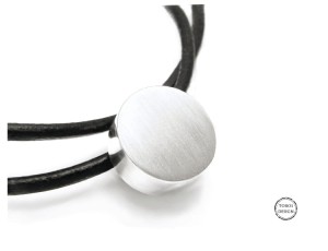 Srebrny matowy wisiorek  na rzemieniu