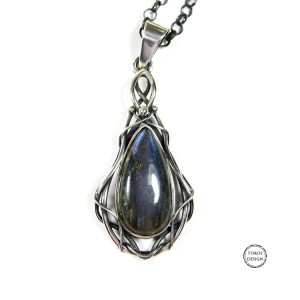 Srebrny wisiorek z labradorytem na łańcuszku