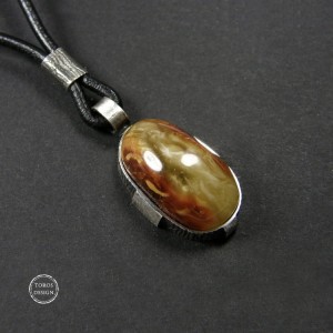 Wisior z bursztynem na rzemieniu