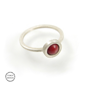 Czerwony koral - srebrny, minimalistyczny  pierścionek z koralem