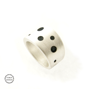 Srebrna, matowa obrączka z "dziurami"