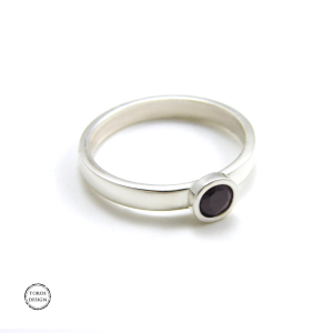 Srebrny pierścionek z granatem