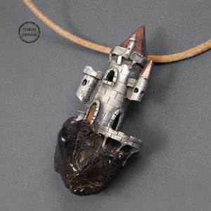 Zamek na skale - srebrny wisior z bursztynem 