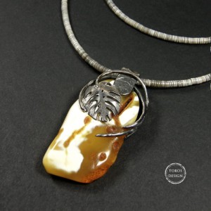 Srebrny wisior z bursztynem i muszlą